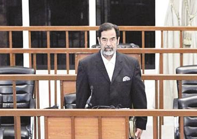 صدام حسين خلال محاكمته في قضية "الدجيل" التي انتهت بإعدامه عام 2006